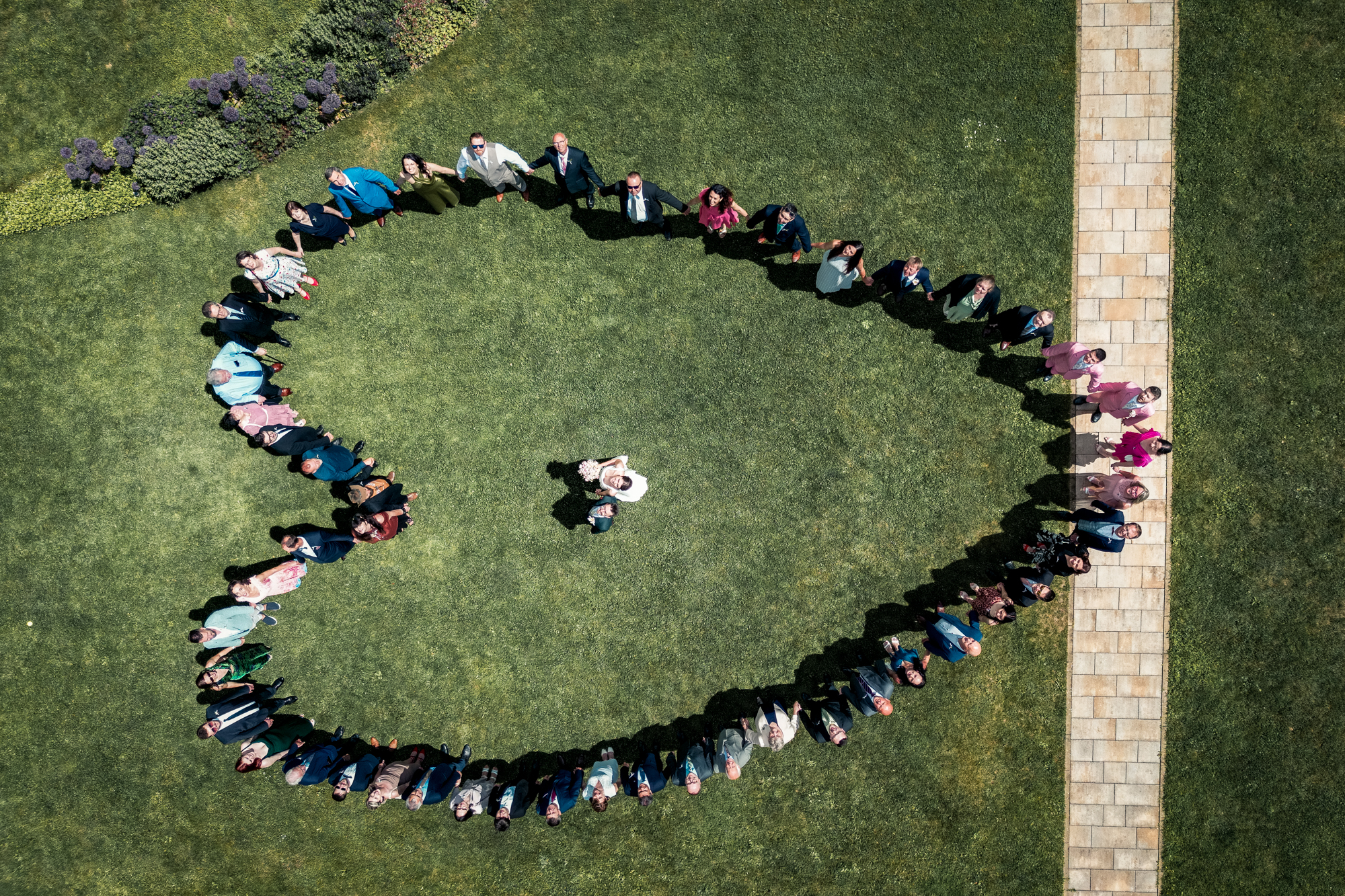 Svatební fotograf a dron Klatovy – kreativní letecké záběry svatebčanů ve tvaru srdce